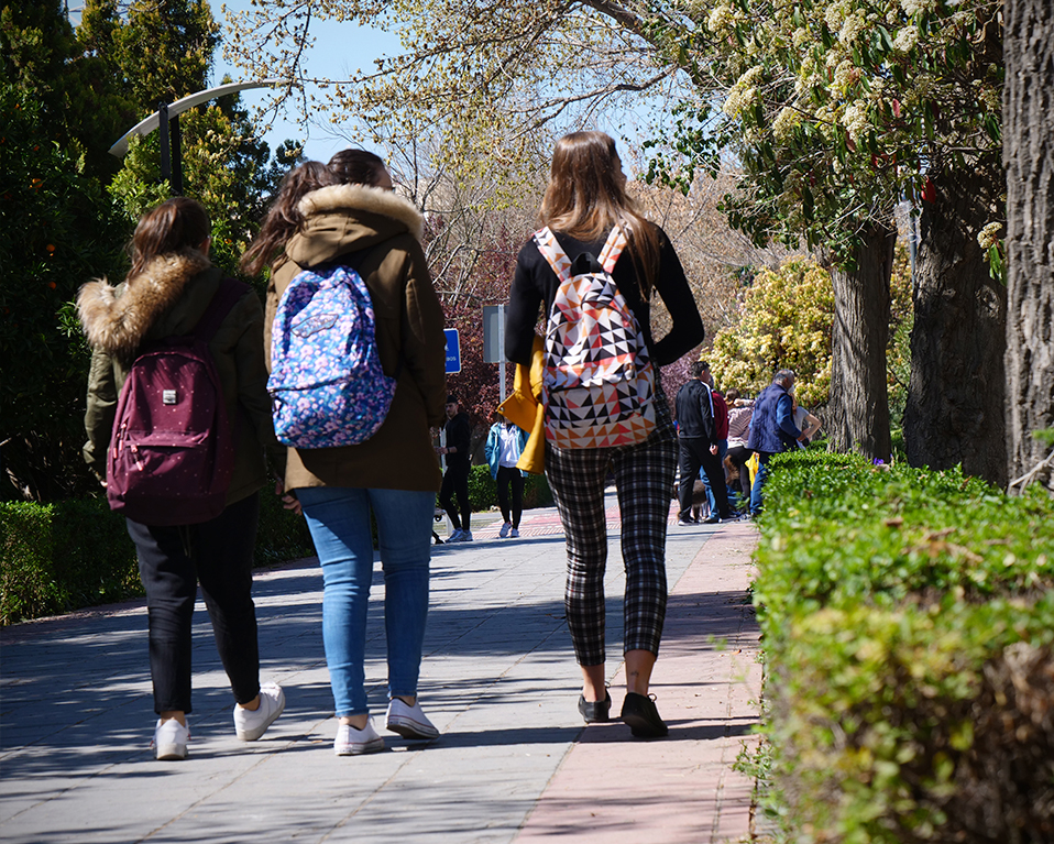 Estudiantes por los paseillos universitarios en el campus de Fuentenueva