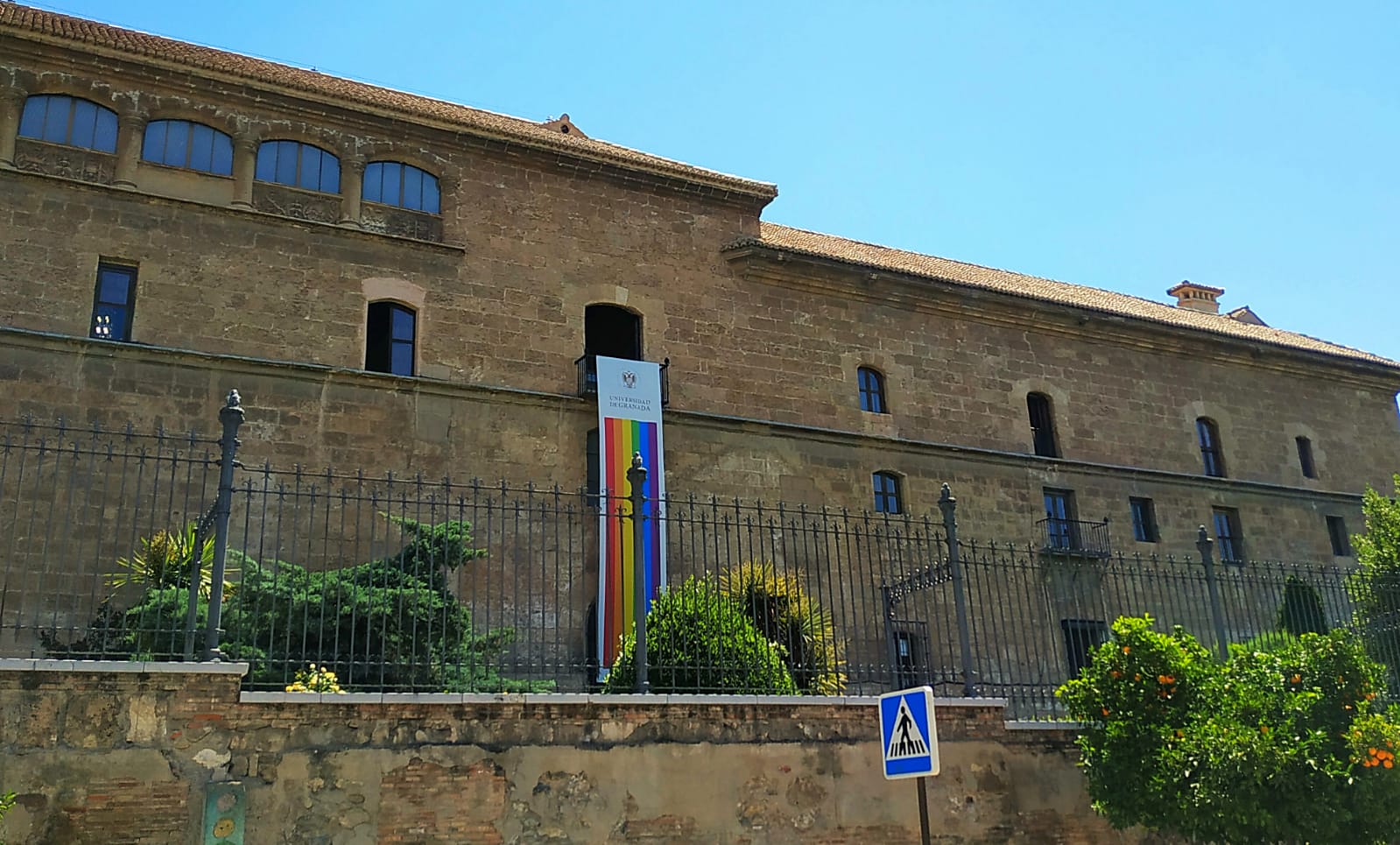 Bandera del Orgullo LGBTI en el Hospital Real
