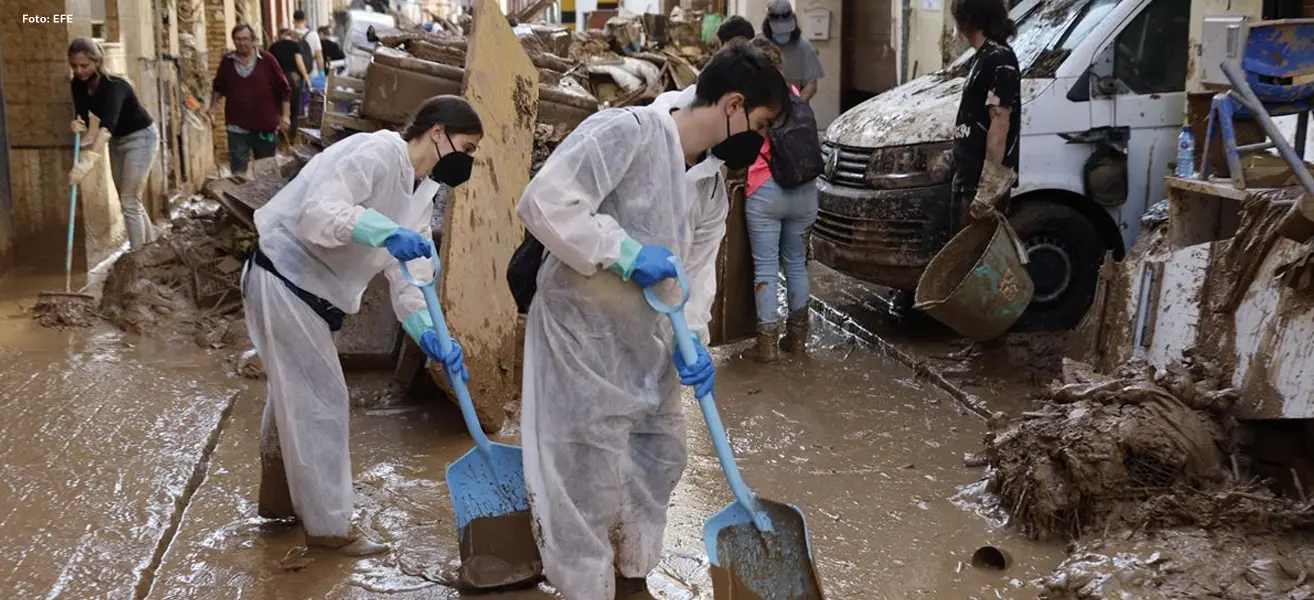 Voluntarios limpiando calles afectadas por las inundaciones