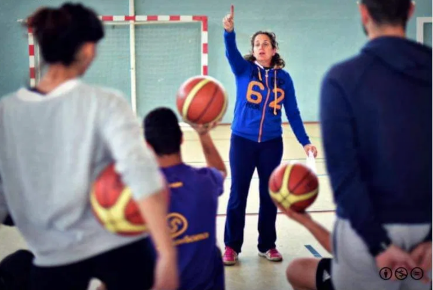 Isabel Piñar da instrucciones a los jugadores durante un entrenamiento