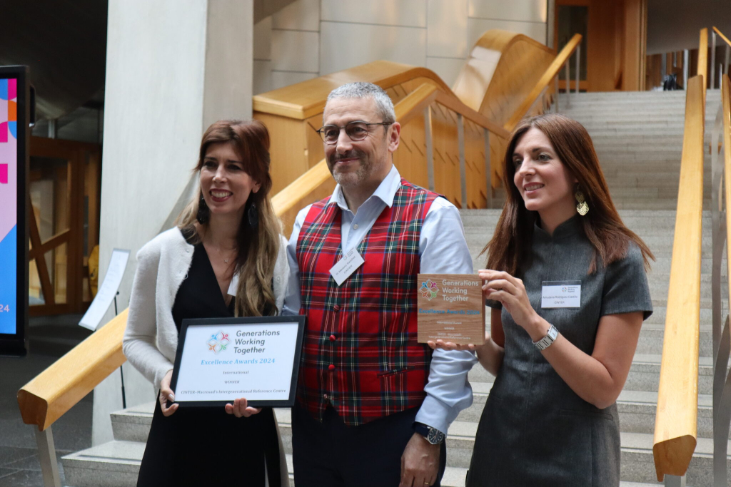 Fotografía: Generations Working Together. De izquierda a derecha: Elena Sánchez, Mariano Sánchez y Almudena Rodríguez, recibiendo el galardón.