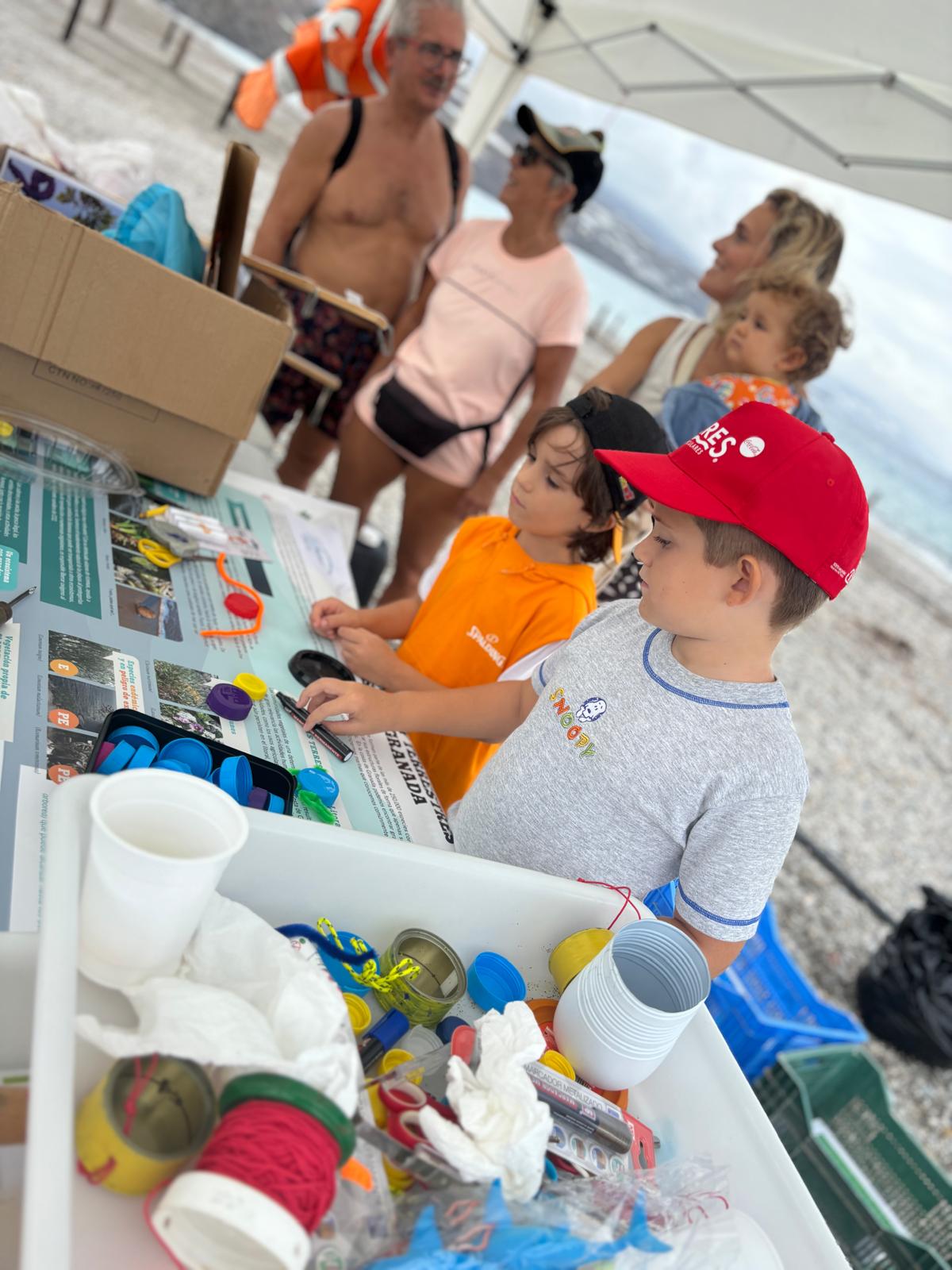 Jornada de limpieza en la rambla de Lújar-Gualchos y entre los espigones a levante de la Playa de Castell