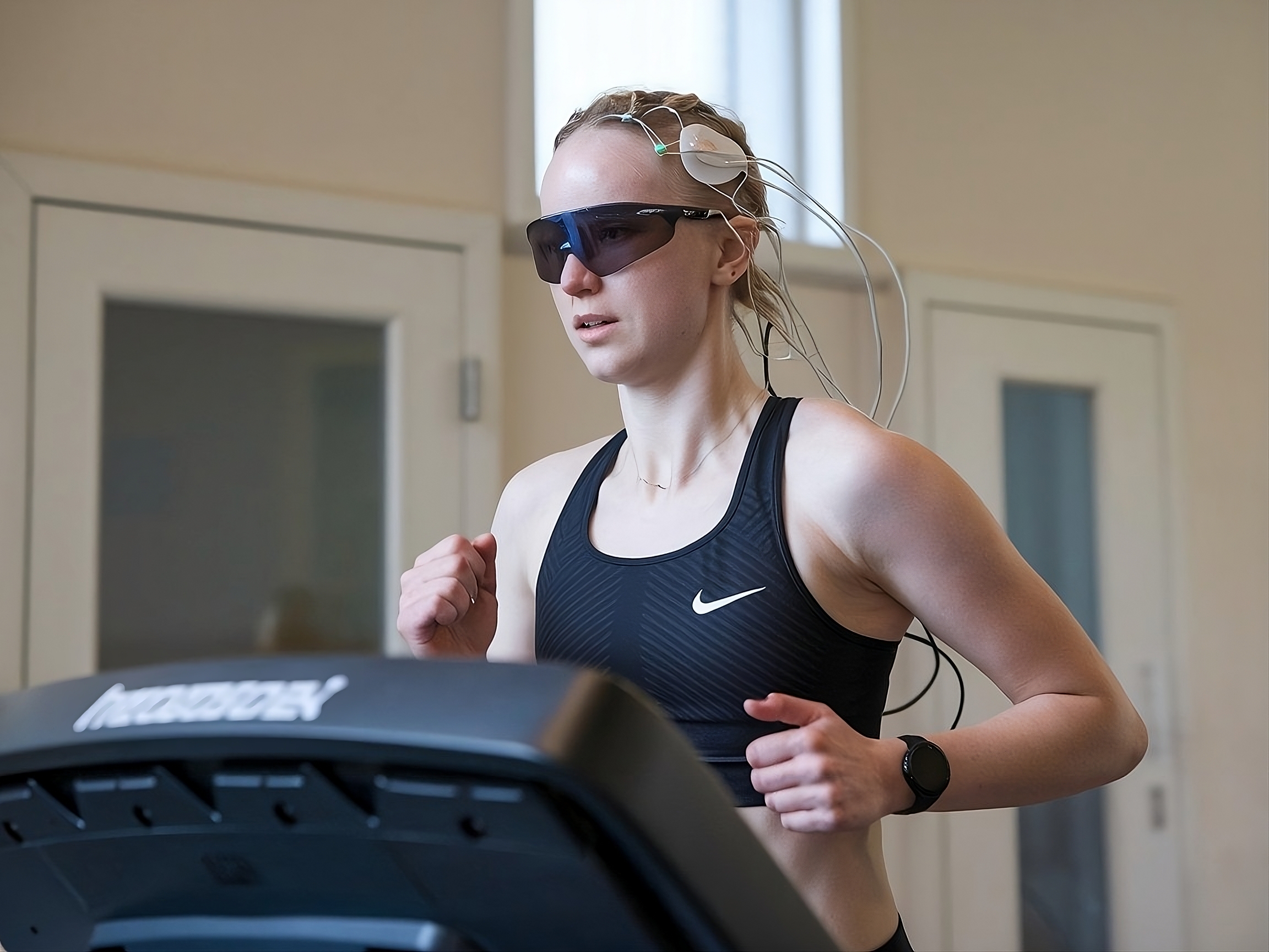 Runner corriendo con electrodos en la cabeza