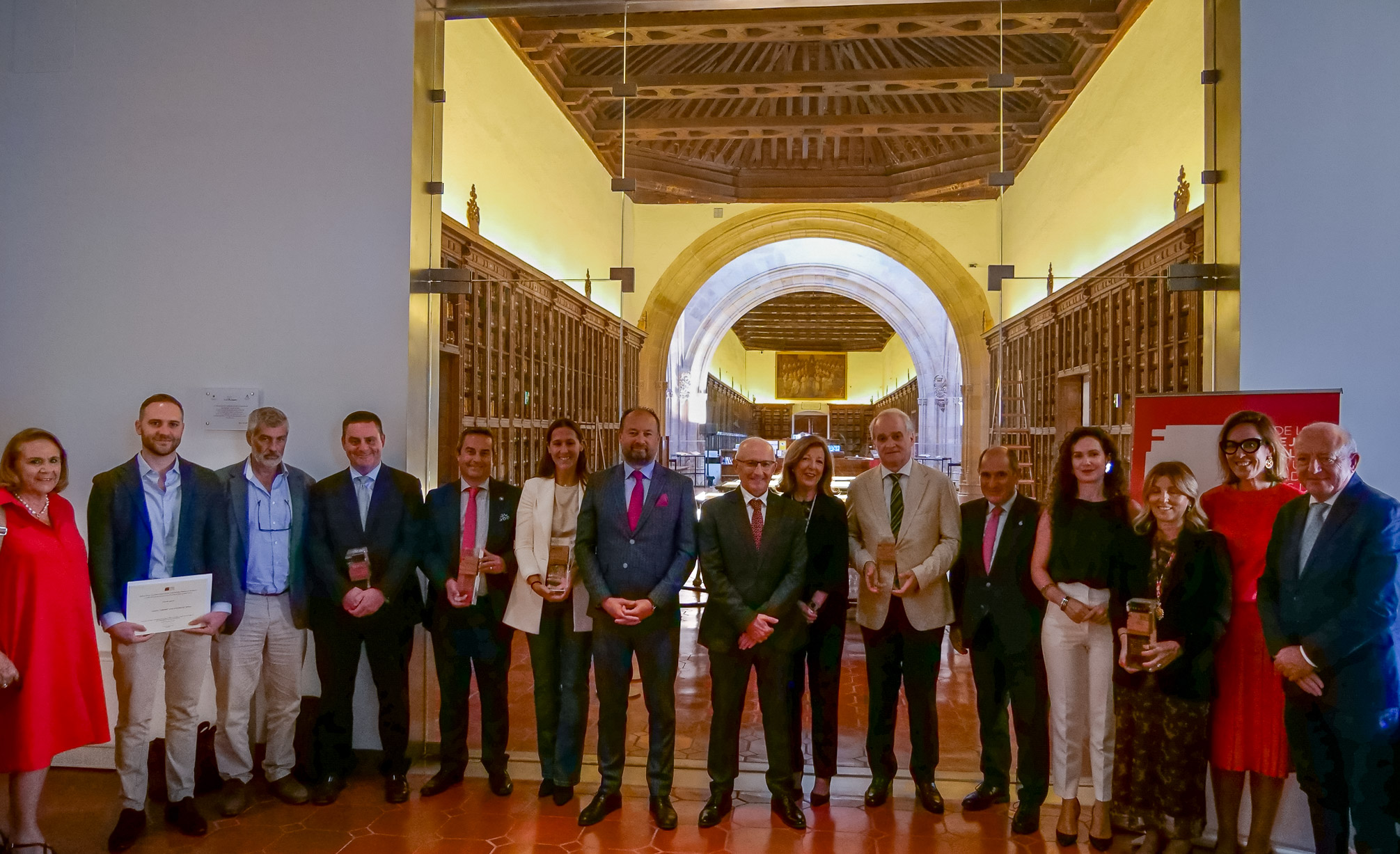 Foto de grupo de premiados y autoridades