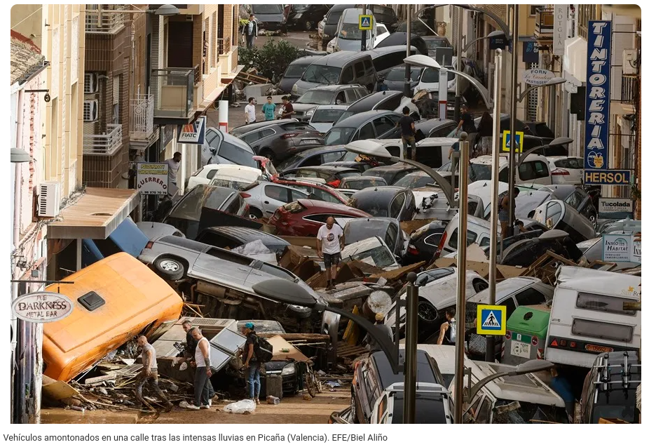 réditos de la foto utilizada para ilustrar este artículo de divulgación: Vehículos amontonados en una calle tras las intensas lluvias en Picaña (Valencia). EFE/Biel Aliño