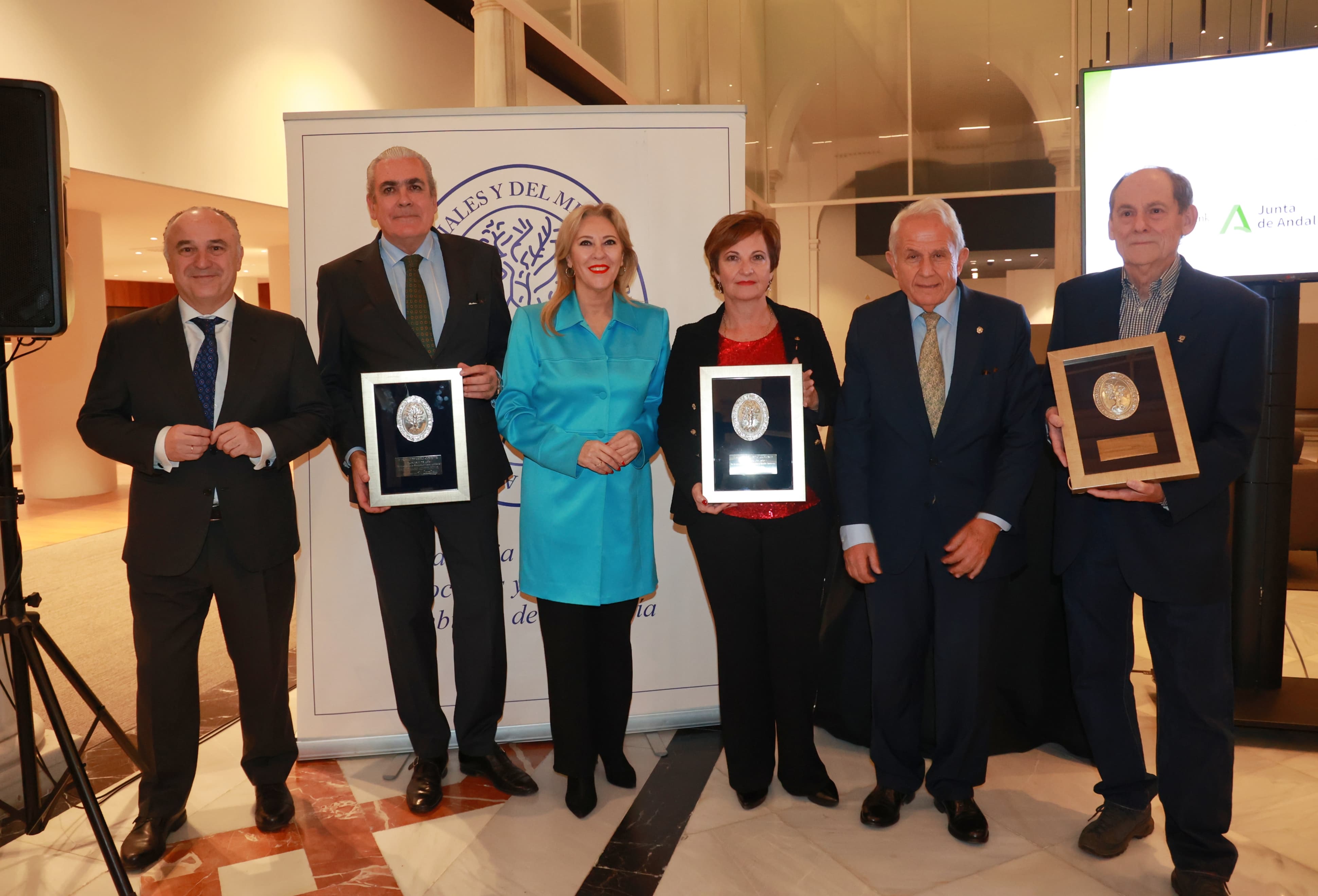 Recoge el premio la directora del Instituto del agua, la Dra. Presentación Carrillo (tercera desde  la derecha), en el acto de celebración de los premios.