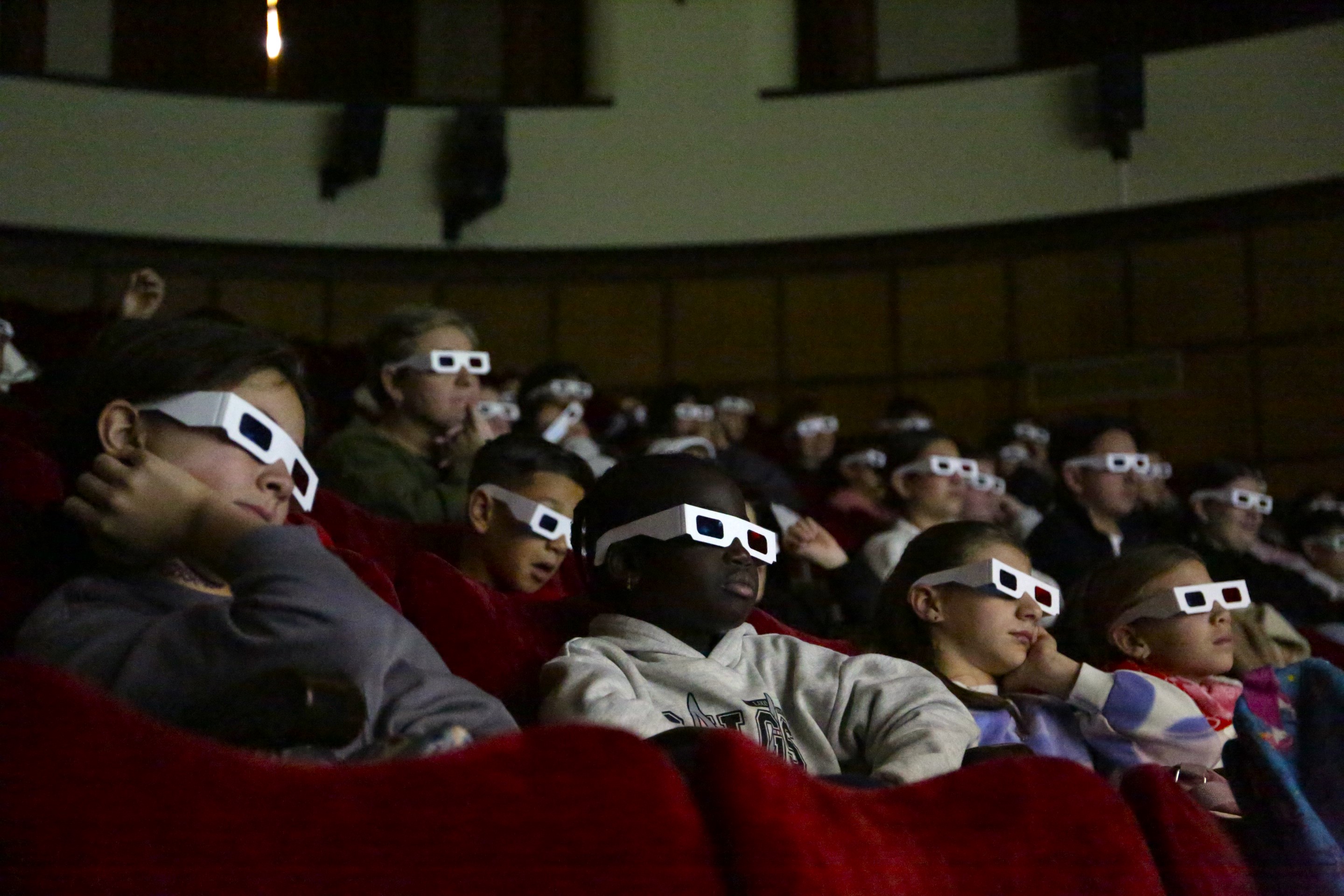 Niños en el cine con gafas 3D