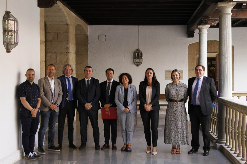 Foto de grupo de los asistentes a la reunión entre Universidad de Granada y Cajasur
