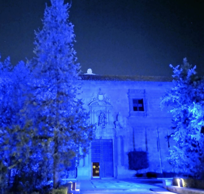 Hospital Real iluminado de azul por las víctimas de Crímenes de Odio